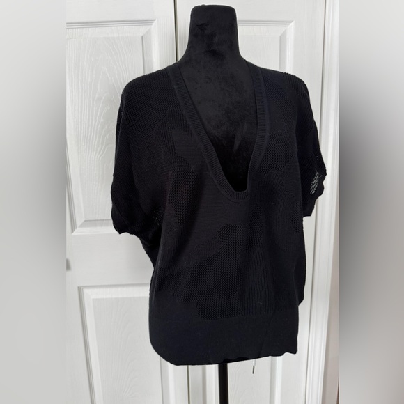 Express Black V-Neck Knit Sleeveless Sweater - Picture 1 of 4